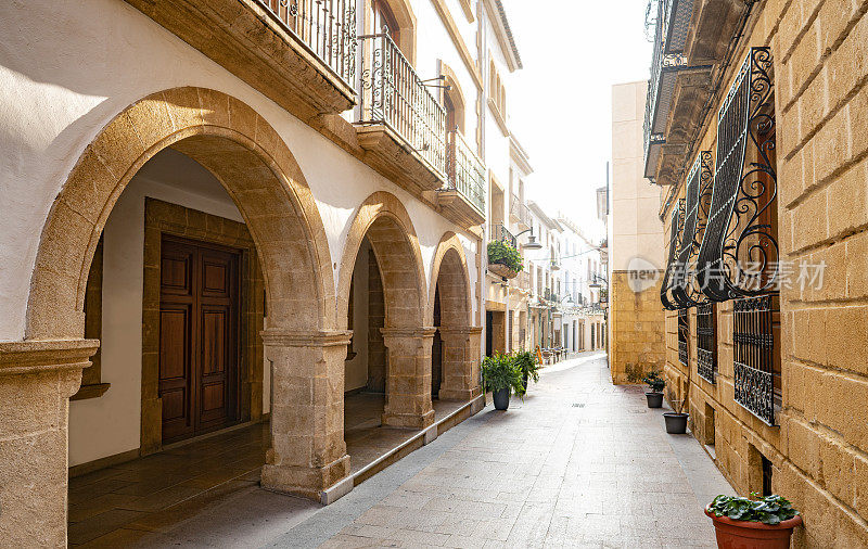 西班牙阿利坎特的Javea Xabia地中海街道立面